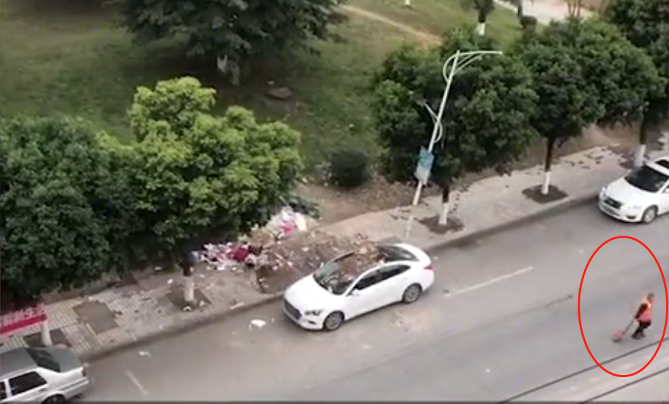 一白色轿车停在垃圾站旁 楼上住户意外拍下环卫工惊人举动