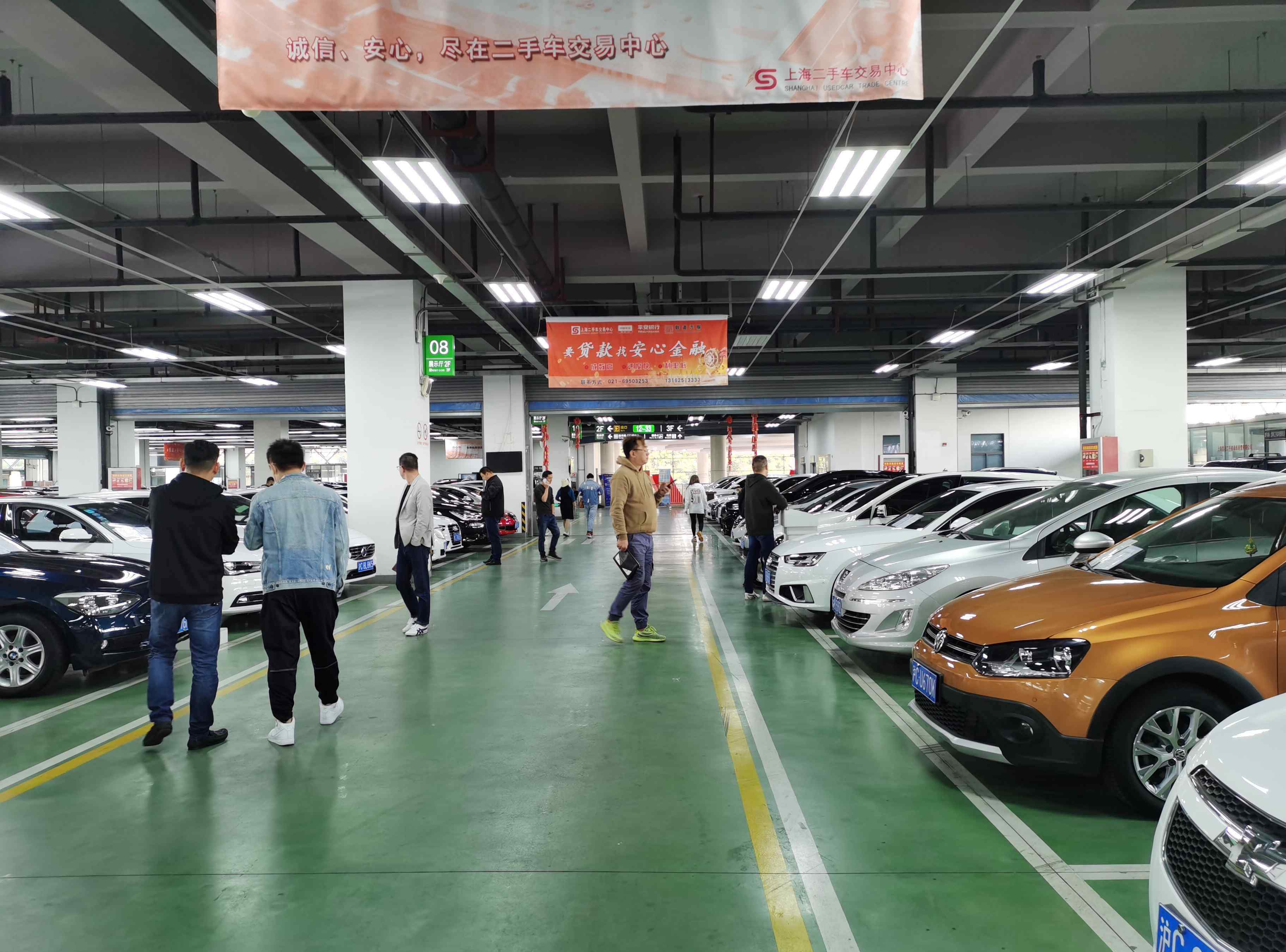 上海二手汽车 实探限行新政下的上海二手车市场：交易量激增，价格下探上万元，新能源车“借机翻身”