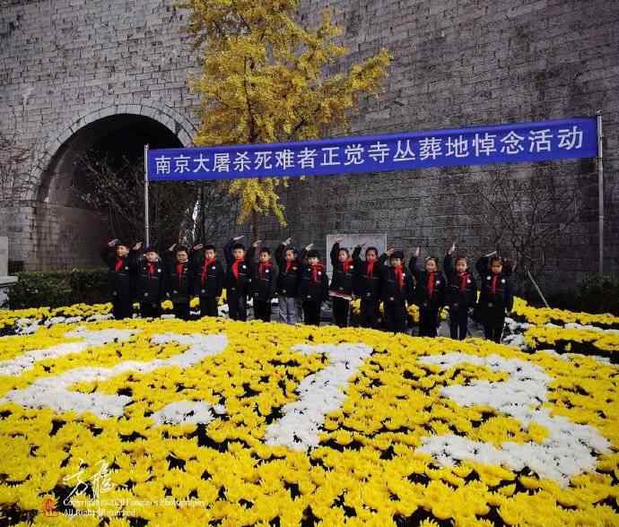 南京多处遇难同胞丛葬地摆满鲜花 现场画面曝光