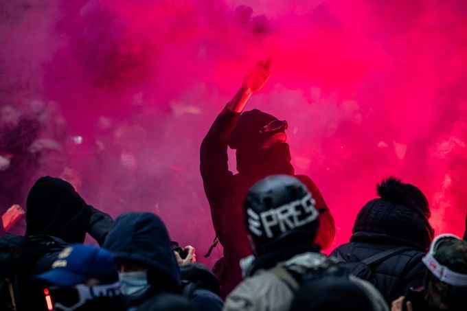 法国多地发生游行示威160多人被捕 专家：圣诞节或为分水岭