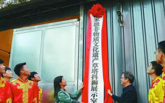 诸暨二中 草塔抖狮落户诸暨二中，这一国遗项目有了最年轻的传人