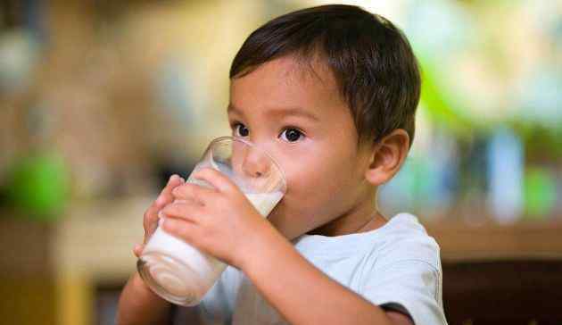 宝宝空腹喝牛奶 两岁女童喝奶险丧命，这10个喝奶禁忌，你还在做吗？
