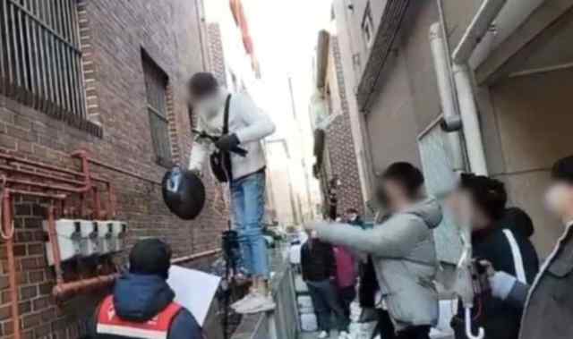 “素媛案”罪犯打手电筒观察抗议者 恰好被直播画面拍下 上百人堵其家门