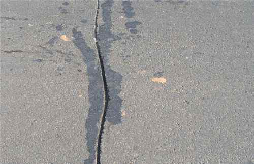 沥青路面裂缝处理 沥青路面裂缝如何修补
