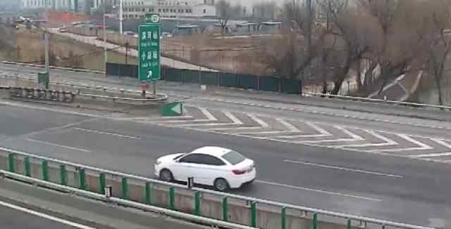 轿车高速倒车70秒 13次与事故“擦肩” 网友：命重要还是时间重要？