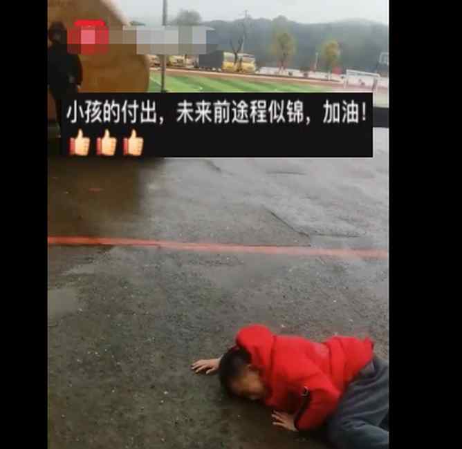 湖南一10岁小男孩体育课上打醉拳拳法老练 网友：这下在班上地位稳了