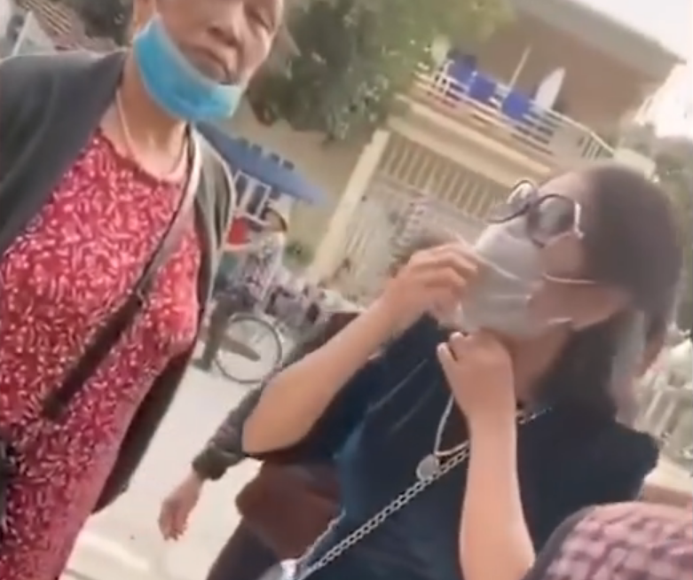 越南8旬奶奶出动闺蜜团抓出轨老伴 路人看傻眼 网友：图啥呀