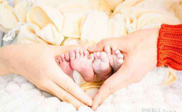 张杰和谢娜的照片 张杰和谢娜的宝宝照片 仅仅露出两双小脚