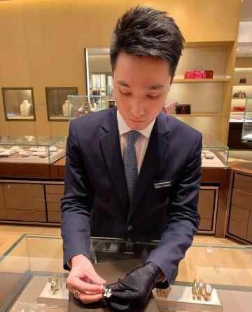李佳琦简介 女客户一出手就是22万！杭州有个隐藏版“李佳琦”，听完介绍好想买买买