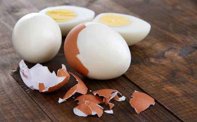 鸡蛋黄发红是什么原因 鸡蛋黄发红可以吃吗？