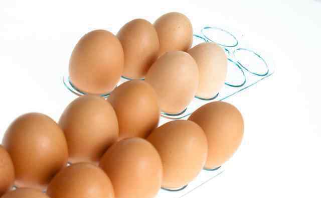 鸡蛋洗了放冰箱可以吗 鸡蛋需要洗净放冰箱吗？医生：千万别用水洗，小心细菌滋生