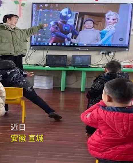 幼儿园老师PS和爱莎“合影”引小朋友羡慕 孩子惊讶地问：怎么认识的？