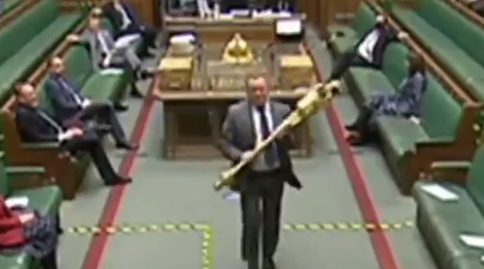 硬抢？英国议员对议会不满 一把夺走“女王权杖”