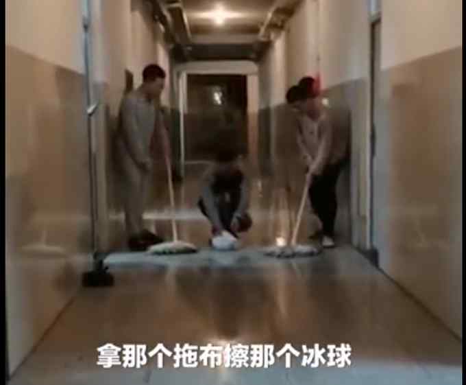 除了惊呆了也不知道能用什么词表达 东北学生在宿舍把被冻毛巾当冰壶