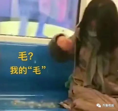 女孩地铁坐下瞬间羽绒服"炸"了 隔壁小伙一身白毛 反应令网友笑喷