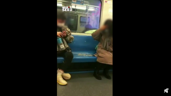 女生乘地铁坐下瞬间羽绒服“炸”了 旁边小伙头上脸上都是毛 网友笑喷