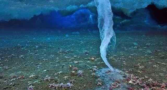 南极死亡冰柱 疑似地球生命起源的南极“死亡冰柱”，能瞬间冰冻海洋生物