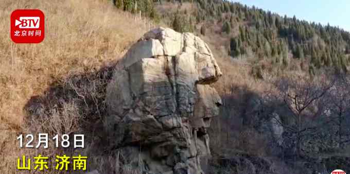 山东发现25亿年前奇石酷似狮身人面像 当地人称其“石侠” 10万人来打卡