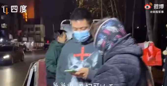 战士回家被妈妈当成顾客让扫付款码 家人揭开真相后 妈妈的反应看哭网友