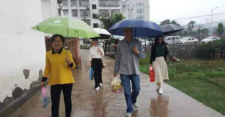 六一儿童节慰问 “六一”儿童节将来临  走访慰问贫困生 温情关怀暖人心