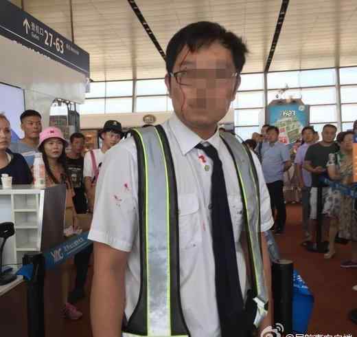 9c8938 旅客行李被拦　春秋航空地服登机口被旅客打破头