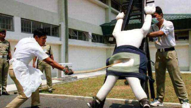 鞭刑 新加坡的鞭刑有多可怕，犯人宁愿被多判几年也不愿承受鞭刑