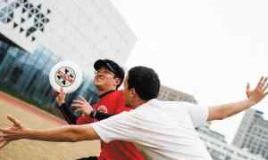 极限飞盘怎么玩 杭州“极限飞盘”渐热 玩起来像和平版橄榄球