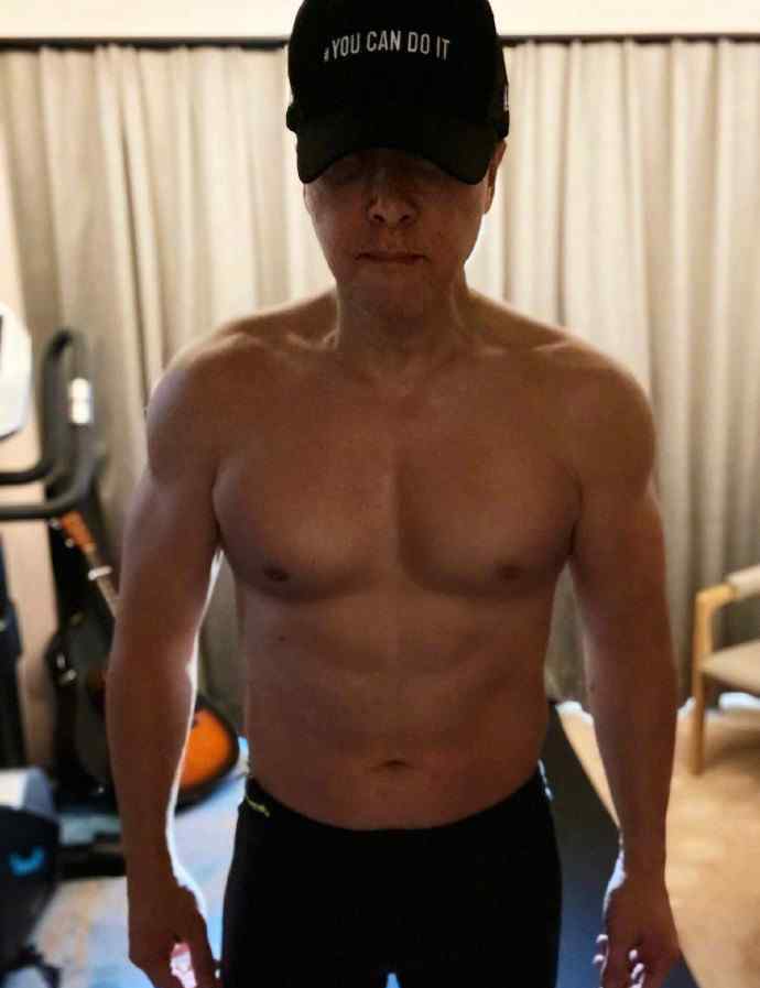 甄子丹肌肉 57岁甄子丹大秀肌肉身材，隔离11天为复工健身，8块腹肌身材很强壮