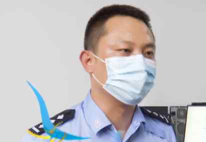 黄帆 黄帆：女子倒在发热门诊 民警背起她冲向急诊室