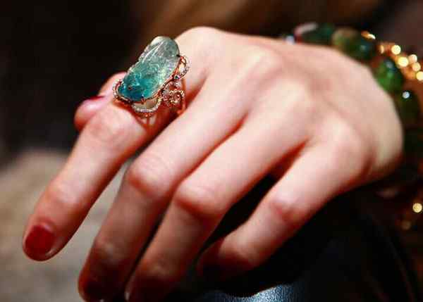 玉貔貅戒指 貔貅戒指最正确的戴法，戴对手指才有招财神效哦！