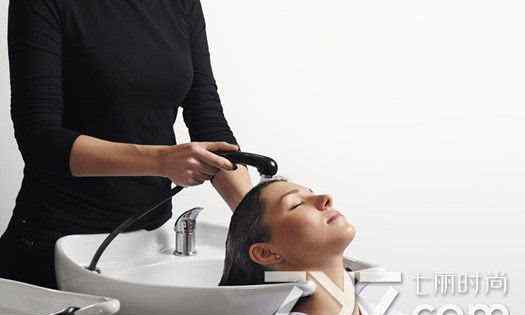 淘米水洗头发的正确方法 淘米水洗头发的正确方法 掌握正确方法才能发挥作用