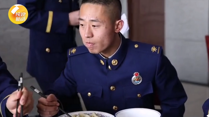 熟悉的味道！消防员吃水饺认出妈妈的味道 激动的表情看哭网友