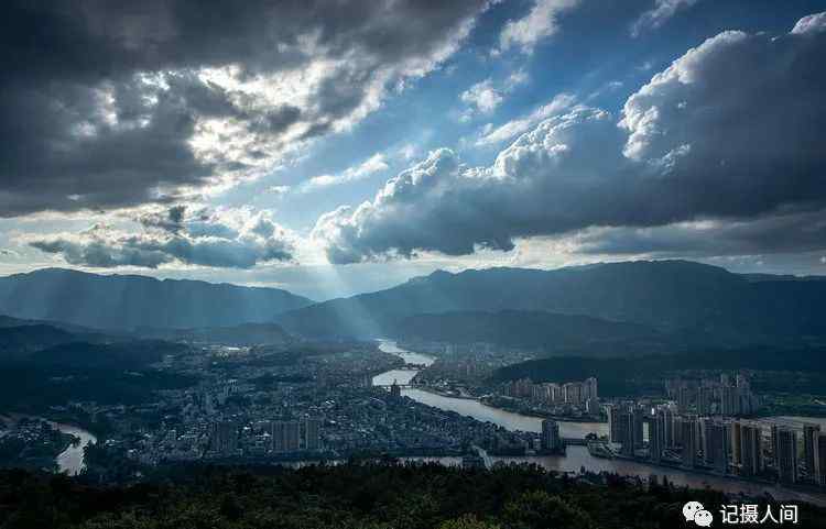 照映 风光摄影组图：千山峰峦叠嶂 夕阳晚照映秋