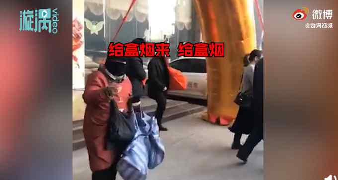 山东大娘提麻袋拦婚车要钱 逮着谁就问谁要 当地居民：别再丢人了