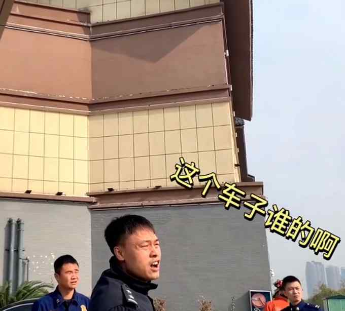 消防员铺气垫让轻生男子先下楼把车开走 男子：好的 马上下来