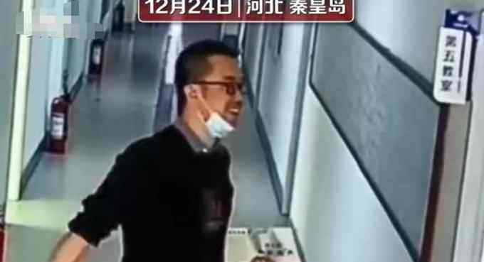 真实写照！老师进教室前反复调整笑容：孩子在盼着上课 不能垂头丧气的