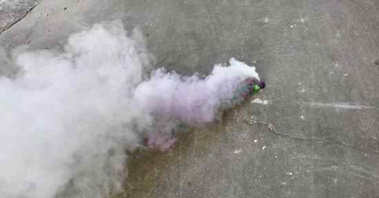 烟雾弹制作 熊孩子装备“烟雾弹” 烟味刺鼻惹大人担忧