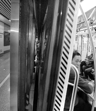 地铁夹人 北京地铁门夹人酿悲剧 杭州地铁门设有三重防护