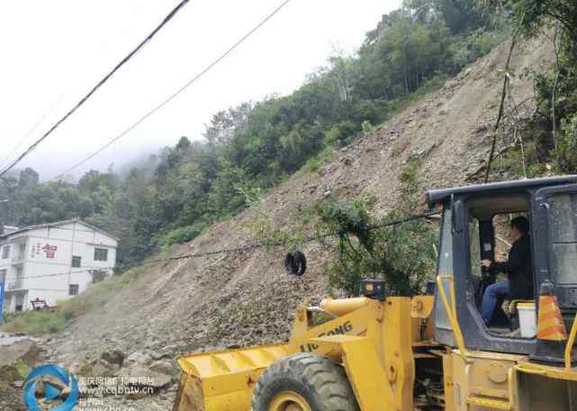 g211 城口国道G211明通镇处山体崩塌 恢复单向通行