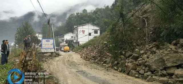 g211 城口国道G211明通镇处山体崩塌 恢复单向通行