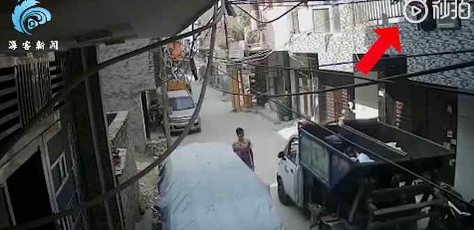 印度一男子从2楼用力一抛扔垃圾 结果把自己甩出去 正好掉进垃圾车
