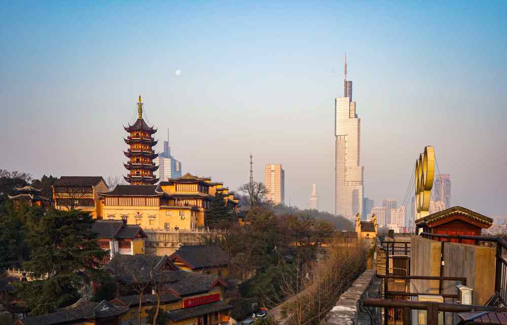 南朝四百八十寺 南朝四百八十寺之首，至今屹立于南京市区，还为雷峰塔当过替身