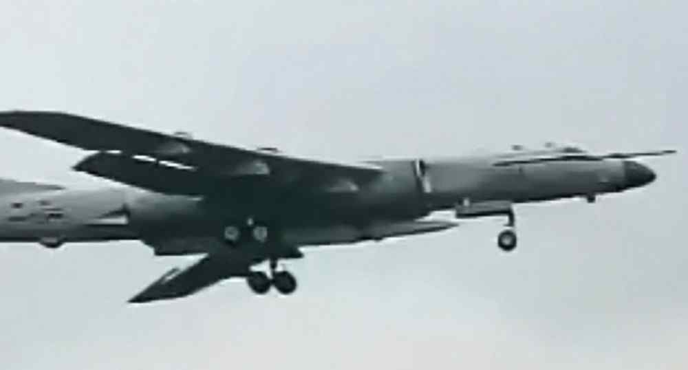 珠海机场高超九龙整形 10米长弹道导弹挂轰炸机上，世界最大！空射高超音速武器谁领先？