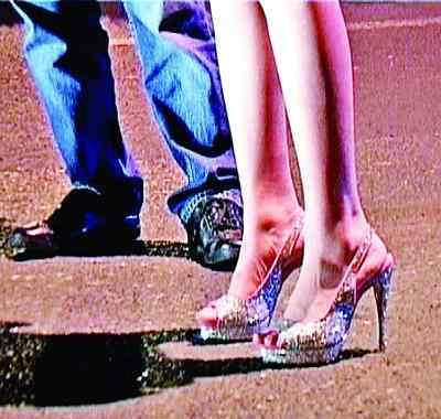 南京翻车女 南京女子穿17厘米高跟鞋开车 翻车后毫发无损