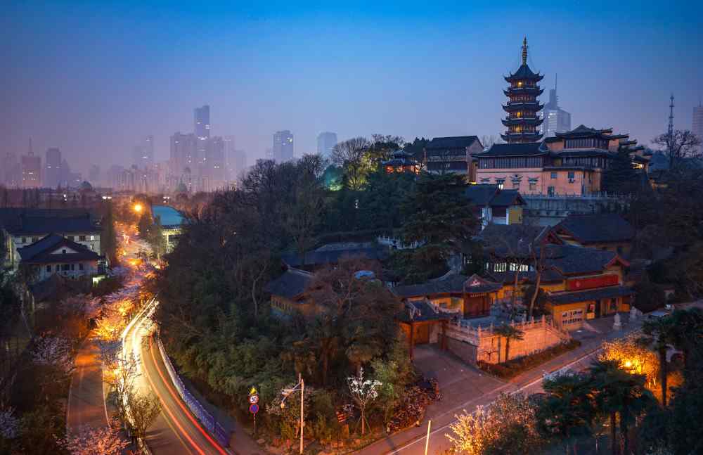 南朝四百八十寺 南朝四百八十寺之首，至今屹立于南京市区，还为雷峰塔当过替身