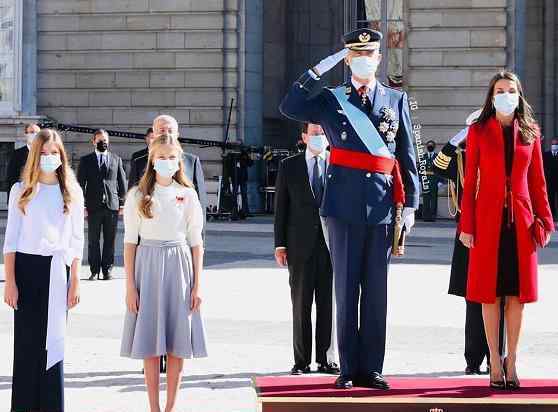 金羊毛 西班牙国王一家现身国庆日，大公主金羊毛勋章惹眼