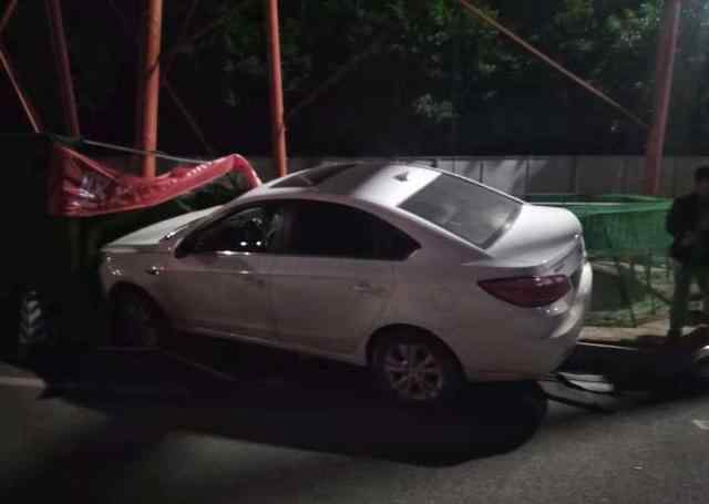 沈阳暴雨私家车掉深坑 开车只顾跟妻子打电话吵架 轿车险些掉进深坑里