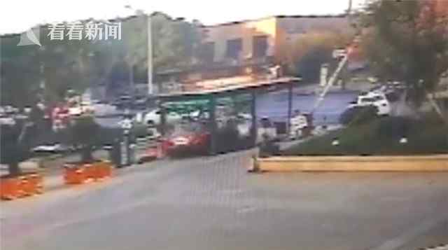 女司机穿墙撞死人 一脚油门撞穿保安亭！女司机驾车失控致两人受伤