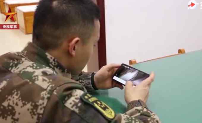 奶奶通过监控给在部队的孙子“留言” 网友：一定要在军营好好干