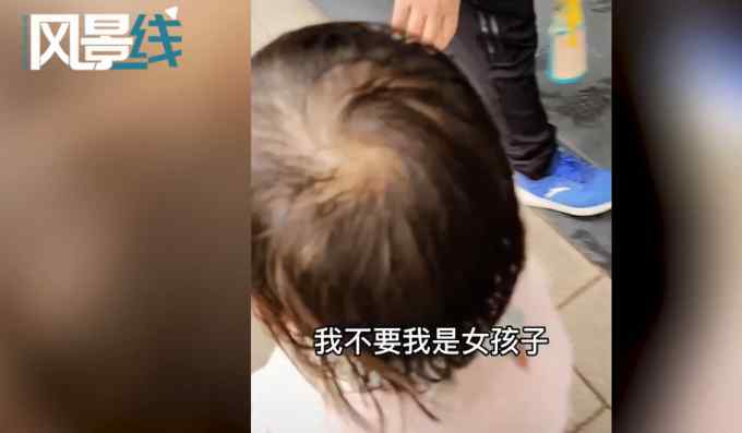2岁女儿不肯跟爸爸进男厕所 拉拉扯扯急出汗 网友：这么小就懂得男女有别